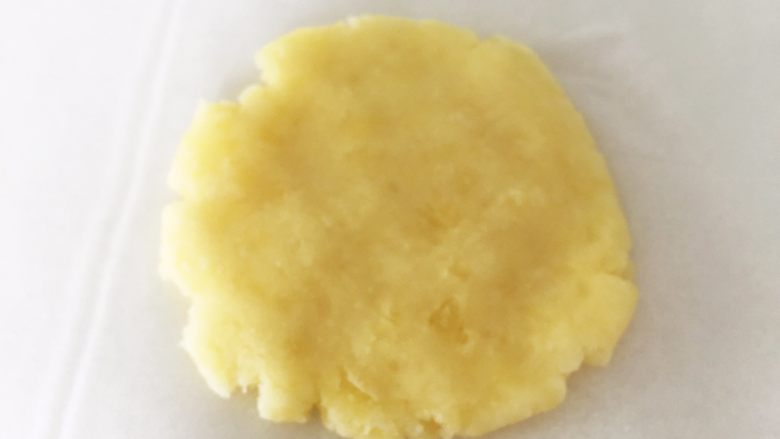 秋葵土豆饼,压扁,小芽做的厚度比较薄,大家可以做厚一点,后面比较好操作。