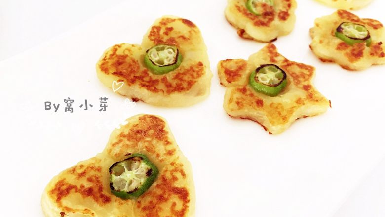 秋葵土豆饼,翻面后小火煎,之后反复翻面,直到两面金黄。