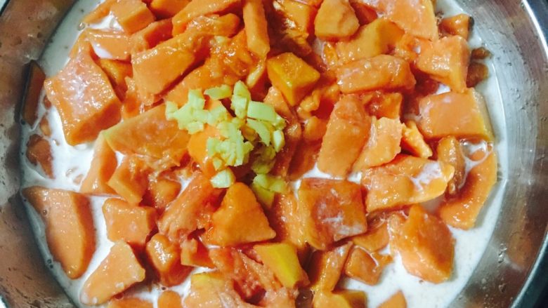 木瓜牛奶撞上“姜丝”啦👻,脱皮之后就开始切切切🔨为了剧（pai）情（zhao）需要我淋上一些牛奶🍼