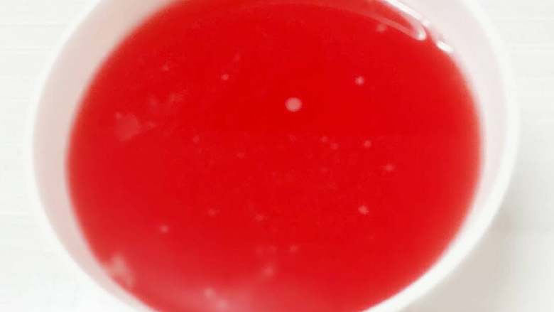 西瓜翠衣茶(一瓜多吃)+#夏天的味道#
,一大碗西瓜汁盖上保鲜膜放冰箱冷藏,冰镇后更爽。
