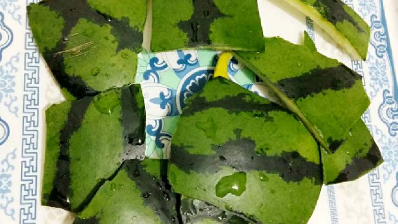 西瓜翠衣茶(一瓜多吃)+#夏天的味道#
,片下外层青皮,用淡盐开水冲泡洗一下,沥干水分。