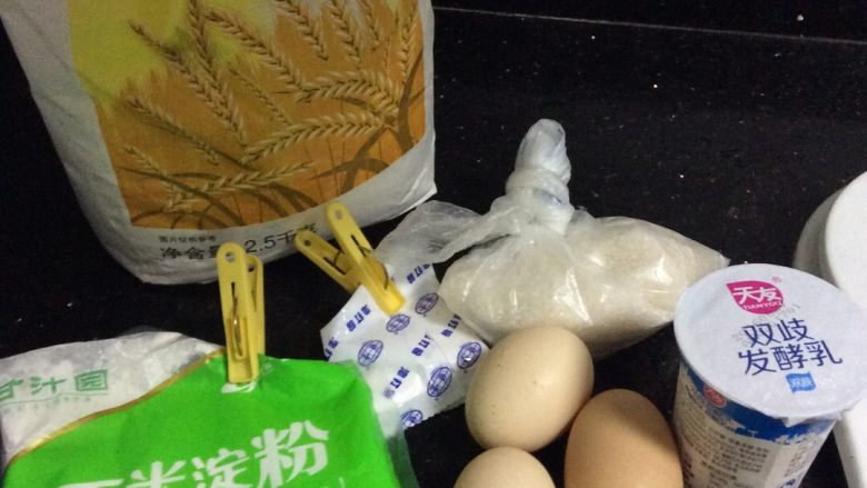 酸奶蛋糕,所有材料准备好。