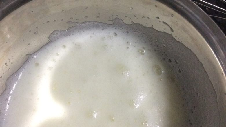 酸奶蛋糕,再倒入一半白砂糖继续打发至细泡沫。