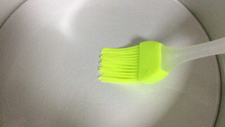 酸奶蛋糕,磨具刷一层食用油,再把搅拌均匀的蛋液放入磨具中,放烤箱,160度,五十分钟。