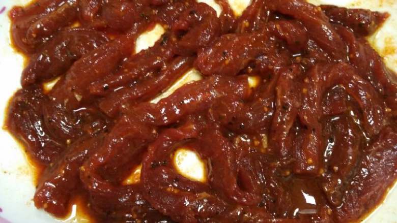 杭椒牛柳,<a style='color:red;display:inline-block;' href='/shicai/ 216'>牛肉</a>适量,洗净切成条,用黑胡椒粉,盐,料酒,酱油,橄榄油先腌一会。