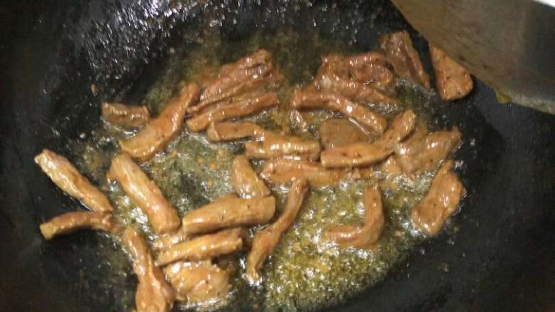 杭椒牛柳,锅放油,小火,倒入牛肉慢慢炸一下。