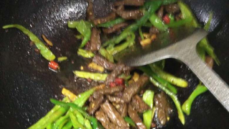 杭椒牛柳,牛肉差不多熟了就加入杭椒,转大火快速翻炒。