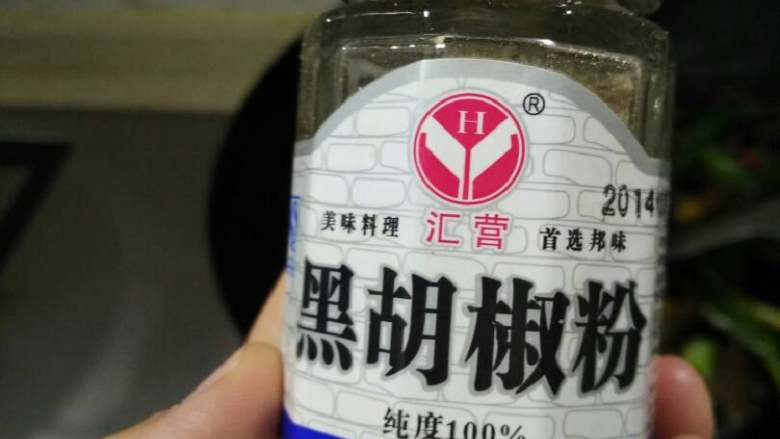 杭椒牛柳,撒点黑胡椒粉,我腌的时候放了盐和酱油的,炒的时候就不用放了。