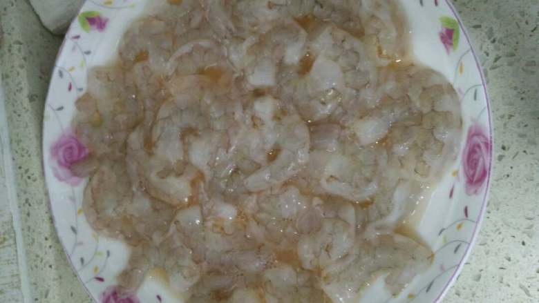 虾仁炒西兰花,虾去壳去线,洗净后用料酒腌一下,可以去腥。