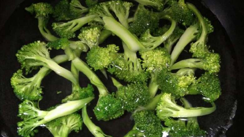 虾仁炒西兰花,西兰花放锅里出水,可以撒点盐,水煮开即可捞出。
