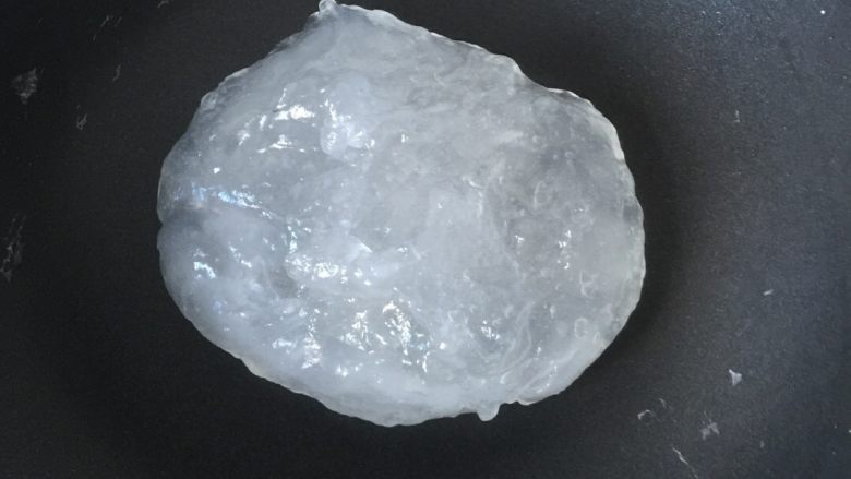 煎粉儿,搅拌至透明团状,灰白色。