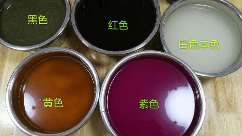 五彩饭,每色各一斤米或随意,煮好的色(乌米汁直接倒入不用煮,会有一些渣没关系,洗时能完全洗净)必须完全冷却后或一点温热才能每样色放入所需量<a style='color:red;display:inline-block;' href='/shicai/ 498'>糯米</a>和汁水中,太烫影响米质量和口感,入米后搅拌一下就浸包8一10小时左右,可头晚泡次日蒸或早上泡晚上蒸,浸泡时间长米软糯时间段太硬