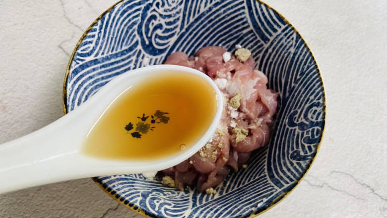 韭菜炒肉,加入适量的白糖、生粉、白胡椒粉,一勺<a style='color:red;display:inline-block;' href='/shicai/ 718'>料酒</a>