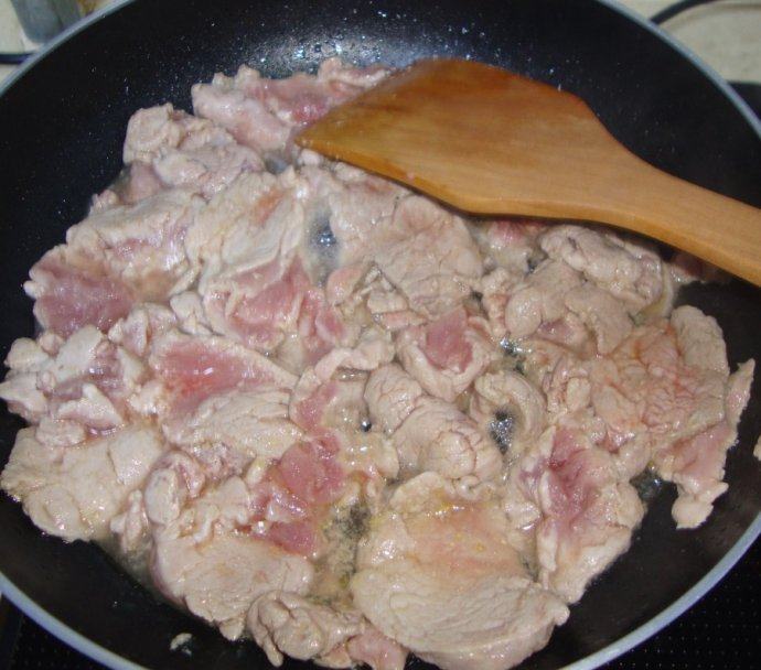 #夏天的味道#新加坡名菜：苹果咖喱肉片,里脊肉切成片后用少量油炒变色盛出
