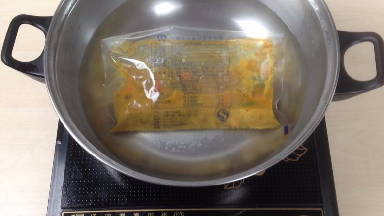 咖喱苹果鸡焗饭,料理包放入开水中带包装水煮加热10分钟