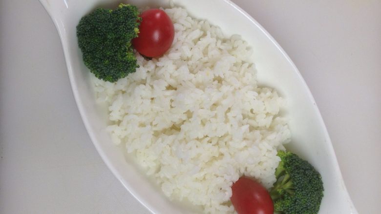 咖喱苹果鸡焗饭,西兰花烫熟后摆放在一旁