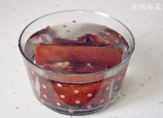 迷倒众生的烟熏味儿:腊肉夹馍 ,腊肉用温水泡几个小时,中间换水的时候顺便将熏的黑色杂质洗干净些。