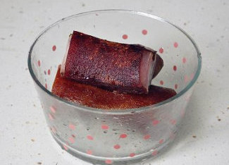 迷倒众生的烟熏味儿:腊肉夹馍 ,不烫手的情况下将肉皮刮洗干净。