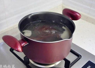迷倒众生的烟熏味儿:腊肉夹馍 ,将腊肉跟冷水一起下锅,大火煮开后,中火再续煮半小时左右。
煮肉的时候能煮去一部分油脂跟杂物,锅中奶白色的就是煮出的腊肉油脂。