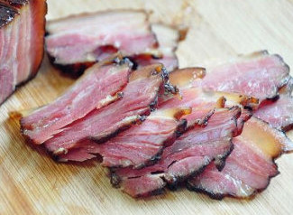 迷倒众生的烟熏味儿:腊肉夹馍 ,趁热取出切片。
