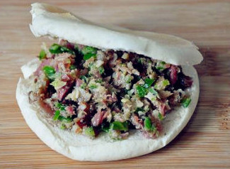 迷倒众生的烟熏味儿:腊肉夹馍 ,然后夹入热乎的馍中即可食用。
