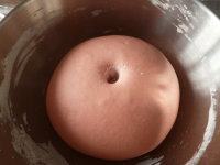 粉嫩版花样刀切馒头 ,发酵至约2倍大小,手指戳入面团不回缩或是缓慢回缩即发酵完成。