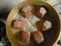 粉嫩版花样刀切馒头 ,至笼内面团有明显变大即可开火,上汽后蒸10分钟后关火,2到3分钟后开盖既成。