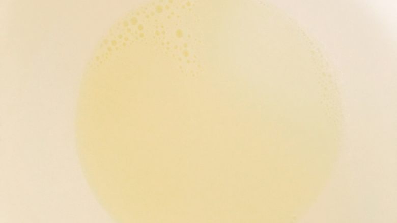 全蛋蛋挞(没有淡奶油和炼乳的这样做),将煮好的牛奶液倒入搅拌盆中,隔冰水使其完全冷却!