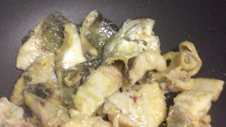 鲶鱼汤,炒至鱼变色,然后加水,水要一次性加足。