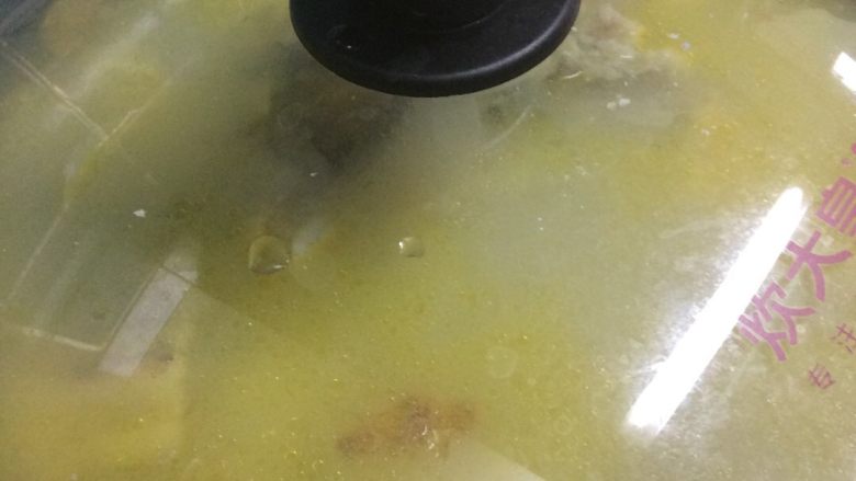 鲶鱼汤,大火烧开后,小火炖一个小时。