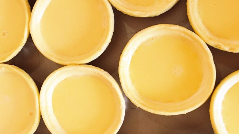 全蛋蛋挞(没有淡奶油和炼乳的这样做),将挞液倒入回温的蛋挞皮中,大概七分满左右。烤箱190度预热,烤35分钟左右。具体时间还需要视自己烤箱的温度而定噢!注意观察蛋挞的成色噢!