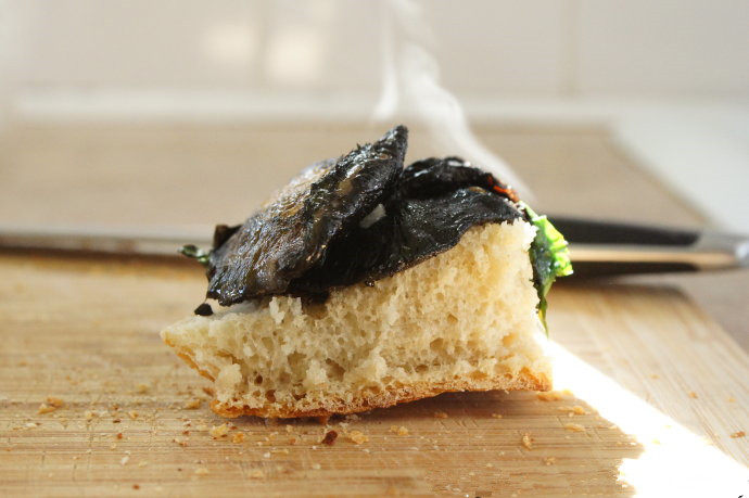 蒜香野菇三文治——Field Mushroom Sandwich,每面抹上黄油,放上野菇,盖上另一片面包片做成三文治