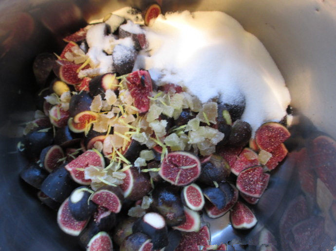 无花果糖渍姜果酱——Fig and Ginger Jam,把切小块的无花果,碎糖渍姜放入大锅里,加入白糖,将柠檬皮擦丝只要黄色部分,柠檬切半,挤入柠檬汁,放入肉桂棒。