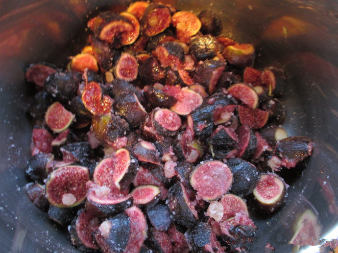 无花果糖渍姜果酱——Fig and Ginger Jam,把所有材料混合均匀,盖上盖子常温下腌制一个晚上