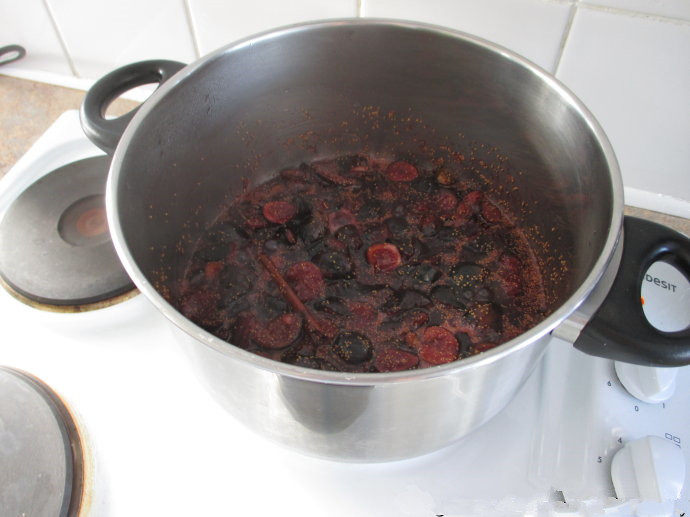 无花果糖渍姜果酱——Fig and Ginger Jam,果酱浓稠合适的时候关火,趁热装入消毒好的瓶子里,盖盖。整个过程大约耗时1个小时