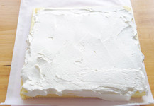 烫面蛋糕卷,250g冷藏过的<a style='color:red;display:inline-block;' href='/shicai/ 8197'>淡奶油</a>加入细砂糖打到比较硬的状态,抹在降温后的蛋糕表面,靠近自己的位置多抹一些,另一端则少抹一些;