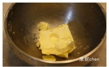 【果酱夹心饼干】,黄油放在室温下软化,可以把黄油切小块让它尽快软化,检查黄油是否软化的方法就
是用手指在黄油撮洞,如果轻易就能按压下去说明黄油已经软化了。