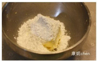 【果酱夹心饼干】,将糖粉加入到黄油中