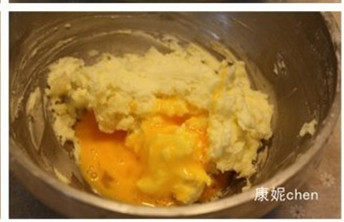 【果酱夹心饼干】,分次加入蛋液,将蛋液和黄油搅拌均匀。