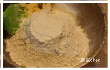 【果酱夹心饼干】,加入过筛的低筋面粉,用橡皮刮刀将面粉和黄油糊拌匀