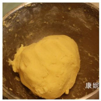 【果酱夹心饼干】,将拌匀的饼干面团放进冰箱冷藏半小时。