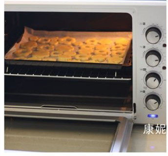 【果酱夹心饼干】,放在烤箱中层,使用烤箱上火140度,下火150度,烘烤20分钟。烘烤后从烤箱取出放凉后抹上果酱。