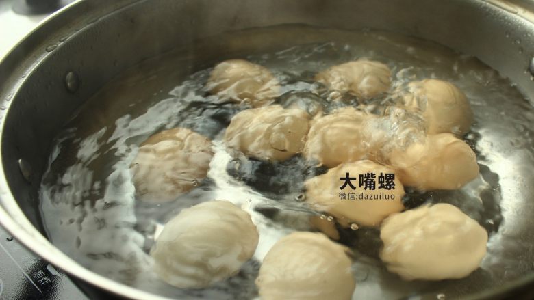 红糖茶叶蛋丨大嘴螺,先将鸡蛋煮熟,冷水下鸡蛋,温火使水一直保持沸腾,这样鸡蛋内部温度变化不是很大,不容易爆裂,也比较容易掌握时间
