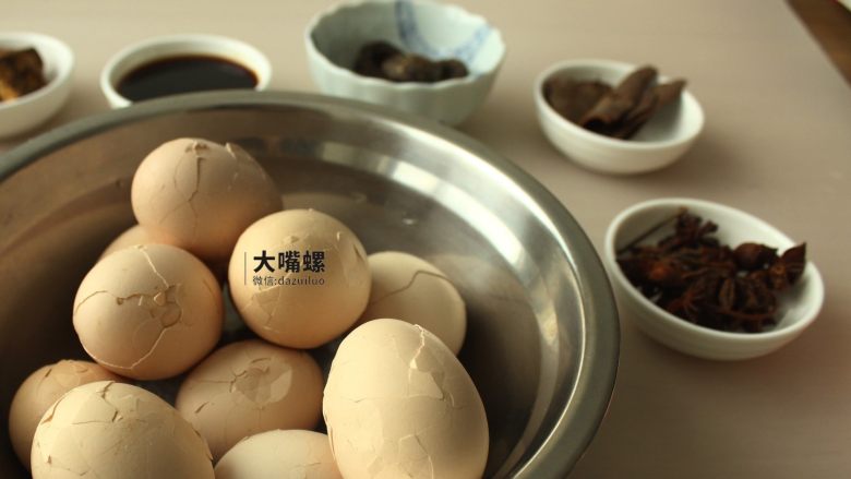 红糖茶叶蛋丨大嘴螺,鸡蛋煮熟后挺火待鸡蛋冷却,再将蛋壳轻轻敲碎,以便后期入味