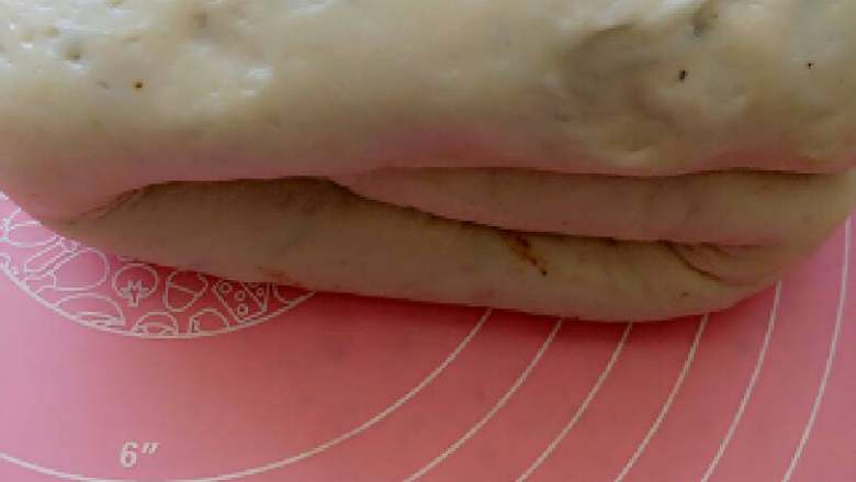麻酱烧饼+#夏天的味道#,然后再对折,接着松弛20分钟,这步必须松驰好,也不要松驰过了发起来,这样擀起来不容易漏酱