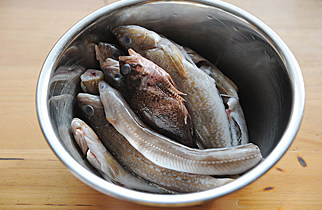 家常味最好味【家常烧杂鱼】,<a style='color:red;display:inline-block;' href='/shicai/ 25917'>海杂鱼</a>去内脏洗净控<a style='color:red;display:inline-block;' href='/shicai/ 156925'>水</a>；