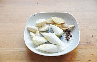 家常味最好味【家常烧杂鱼】,葱切段，<a style='color:red;display:inline-block;' href='/shicai/ 37'>姜</a>切片；