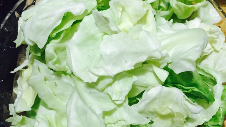 手撕包菜#春意绿#,用手把包菜撕成小块(一定要用手撕不能用菜刀切)