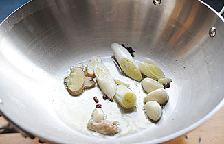 家常味最好味【家常烧杂鱼】,锅烧热转中火加油放入<a style='color:red;display:inline-block;' href='/shicai/ 700'>花椒</a>、<a style='color:red;display:inline-block;' href='/shicai/ 695'>八角</a>炒香，再放入葱姜蒜炒香；