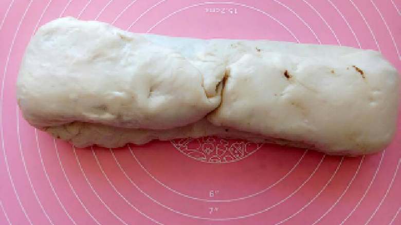 麻酱烧饼+#夏天的味道#,如图,左右向中间叠好